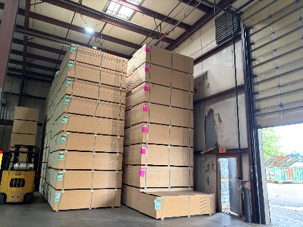 Warehouse storage of raw material and finished product at controlled height